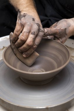 Ayrıntı görünümü, bir sanatçı kadar yakın kil çömlek bir spin tekerlek üzerinde yapar.