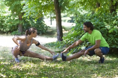 Genç çift eğitim parkta güneşli bir günde sahip.