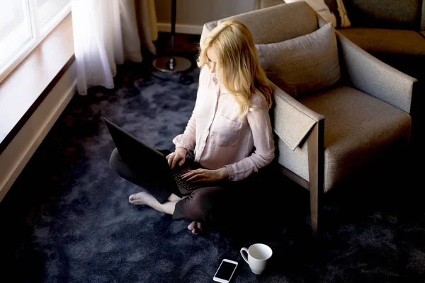 Draufsicht Auf Hübsche Junge Frau Die Laptop Benutzt Und Auf — Stockfoto