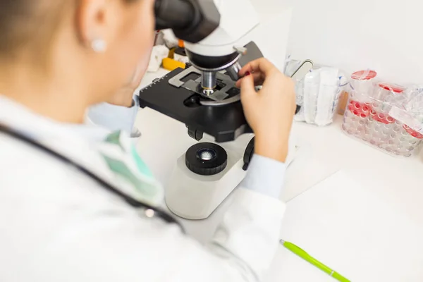 Dokter Wanita Atau Peneliti Ilmiah Menggunakan Mikroskop Laboratorium — Stok Foto