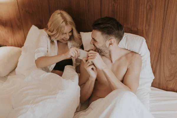 Pareja Feliz Cama Casa Uso Teléfono Móvil — Foto de Stock