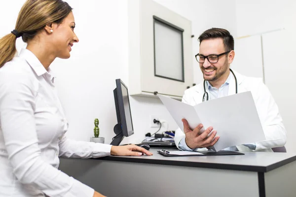 Ung Kvinna Läkares Checkup Klinik — Stockfoto