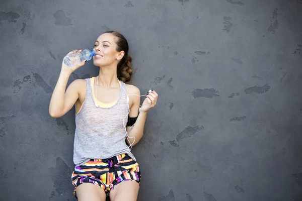 Porträtt Ung Kvinna Som Atletisk Dricksvatten Genom Väggen — Stockfoto