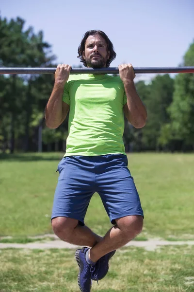 Uomo Muscoloso Che Pull Barra Orizzontale Nel Parco — Foto Stock