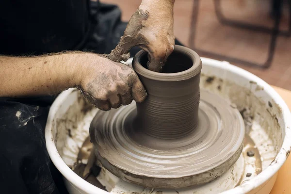 Vista Detalhe Perto Artista Faz Cerâmica Barro Uma Roda Giro — Fotografia de Stock