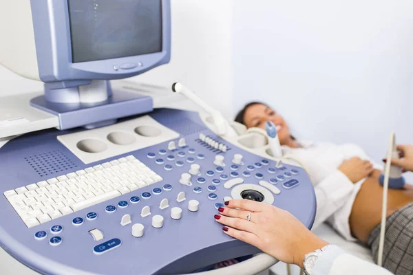 Mladá Žena Ultrazvukové Vyšetření Nemocnici — Stock fotografie