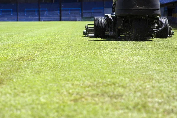 Tondeuse à gazon sur le stade — Photo