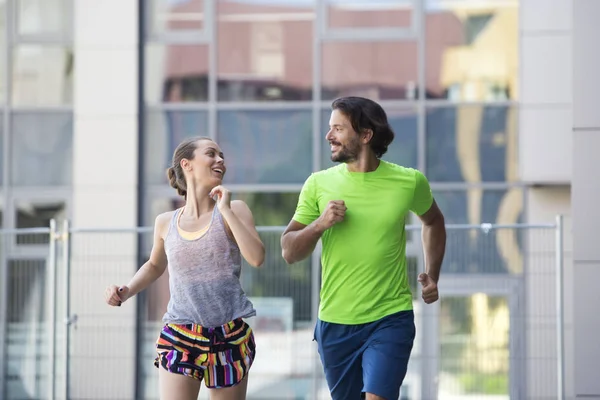 Coppia Che Corre Ambiente Urbano Nella Calda Giornata Estiva — Foto Stock