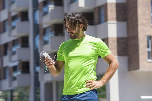 Ritratto Corridore Maschile Utilizzando Telefono Cellulare All Aperto — Foto Stock