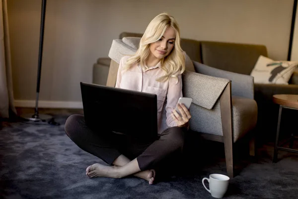 Hübsche Junge Frau Mit Laptop Und Handy Während Sie Auf — Stockfoto