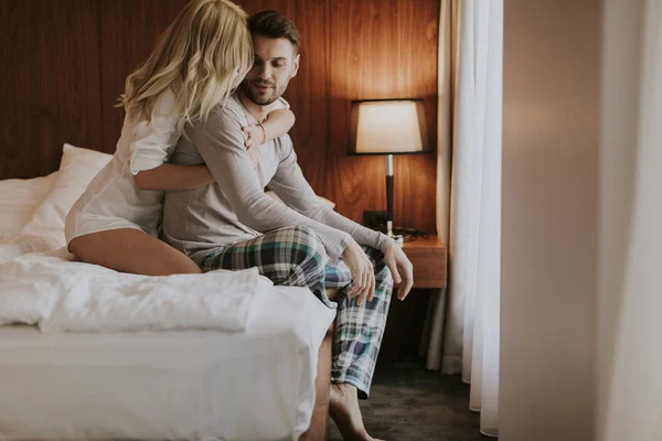 Odadaki Yatakta Birbirini Seven Kucaklayan Çift — Stok fotoğraf