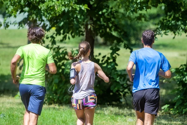 Mujer Dos Jóvenes Corriendo Parque Verano — Foto de Stock