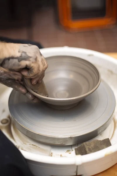 Vista Detalhe Perto Artista Faz Cerâmica Barro Uma Roda Giro — Fotografia de Stock