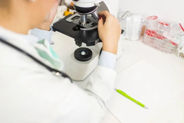 Doctora Investigadora Científica Usando Microscopio Laboratorio —  Fotos de Stock