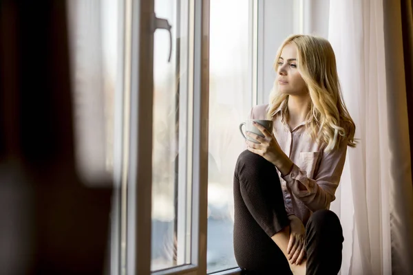 Mujer Joven Rubia Relajarse Beber Café Por Ventana — Foto de Stock