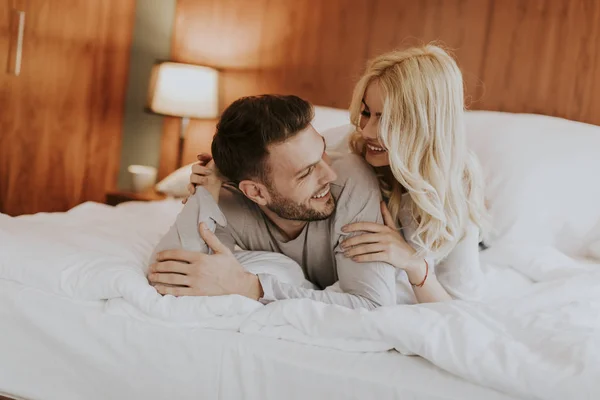 Romantisches Verliebtes Paar Liegt Hause Zusammen Bett — Stockfoto