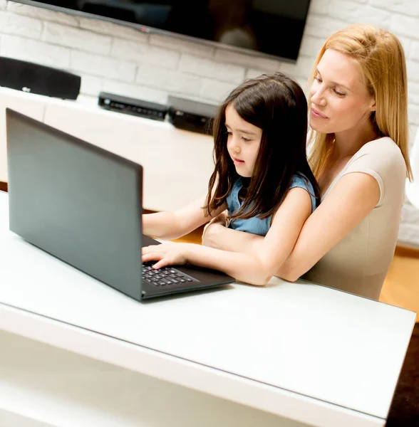 Woman Little Girl Front Laptop Computer Room — Stock Photo, Image