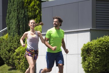 Kentsel çevre sıcak yaz gününde çalışan çift