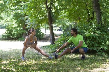 Genç çift eğitim parkta güneşli bir günde sahip.