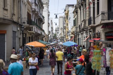 Buenos Aires, Arjantin - 21 Ocak 2018: San Telmo bit pazarı Buenos Aires, Arjantin üzerinde kimliği belirsiz kişi. Bu semt pazarı her Pazar sabah gerçekleşir.