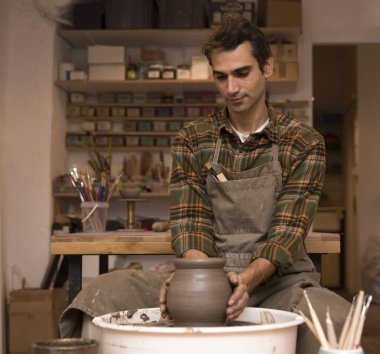 Ayrıntı görünümü, bir sanatçı kadar yakın kil çömlek bir spin tekerlek üzerinde yapar.