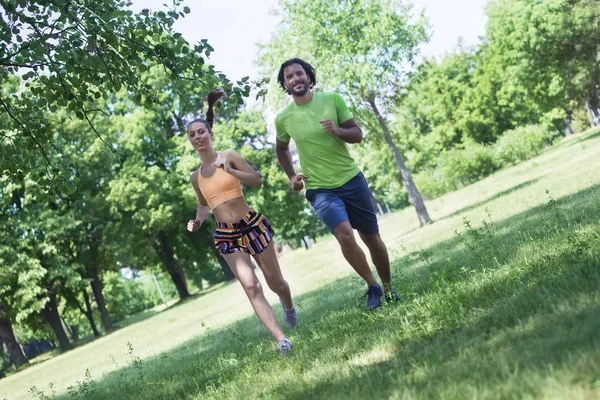 Молода Пара Біжить Зеленому Середовищі Влітку — стокове фото