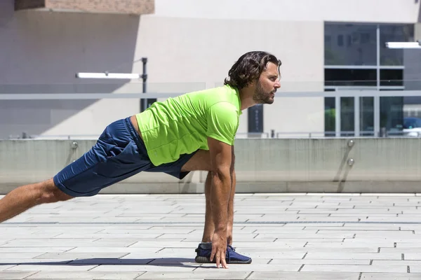 Giovane Atleta Che Esercizio Stretching All Aperto Ambiente Urbano — Foto Stock