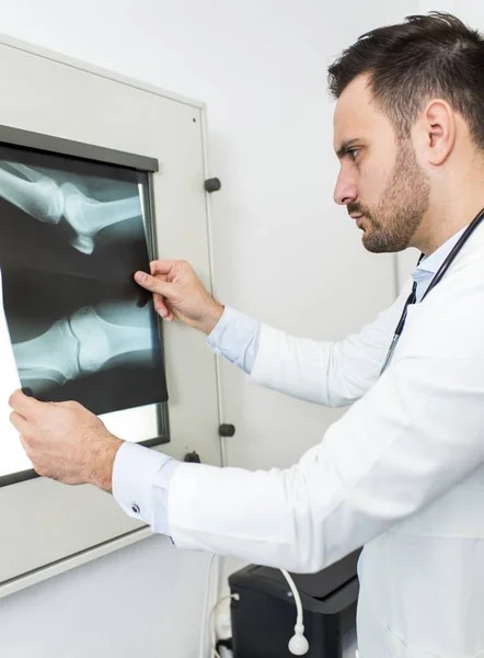 Unga Läkare Analyserar Röntgenbilden Sjukhus — Stockfoto