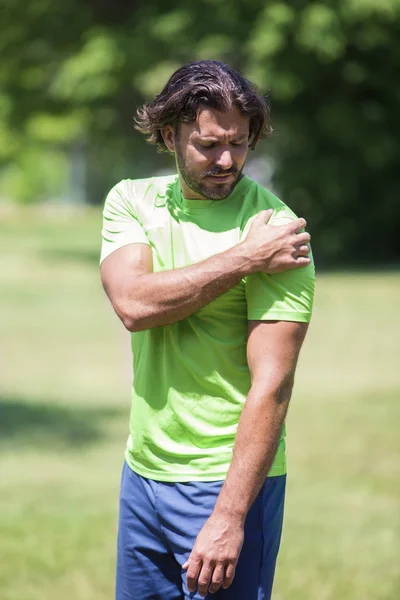 Ritratto Corridore Maschio Con Dolore Alla Spalla Nel Parco Verde — Foto Stock