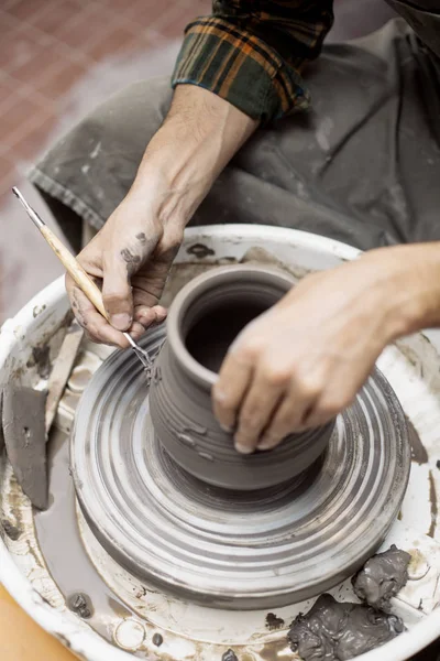 Vista Detalhe Perto Artista Faz Cerâmica Barro Uma Roda Giro — Fotografia de Stock