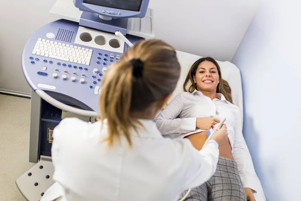 Mujer Joven Examen Ultrasonido Hospital —  Fotos de Stock