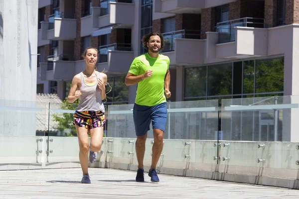 Coppia Che Corre Ambiente Urbano Nella Calda Giornata Estiva — Foto Stock