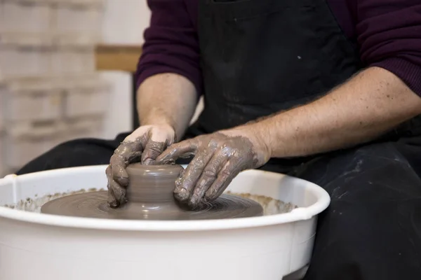 Menutup Tampilan Detail Pada Seorang Seniman Membuat Tembikar Tanah Liat — Stok Foto