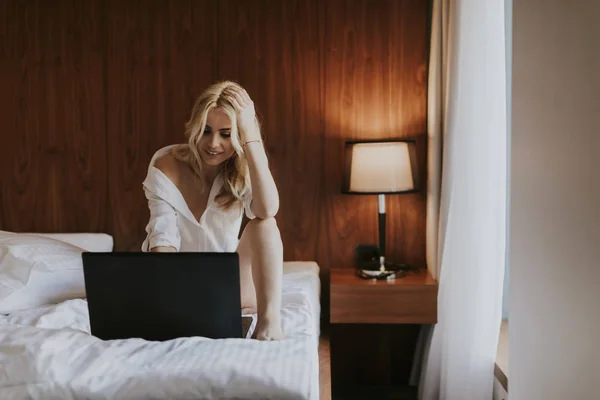 Retrato Una Joven Informal Sonriente Usando Portátil Cama Casa — Foto de Stock