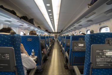 Tokyo, Japonya - 4 Ekim 2016: Tren Tokyo, Japonya'nın kimliği belirsiz kişi. Japon Demiryolları fazla 21.000 km Demiryolu çalıştırma Japonya Tüm iller içinde var.