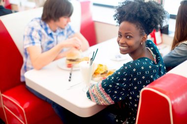 Lokantada zevk genç çok ırklı arkadaş grubu