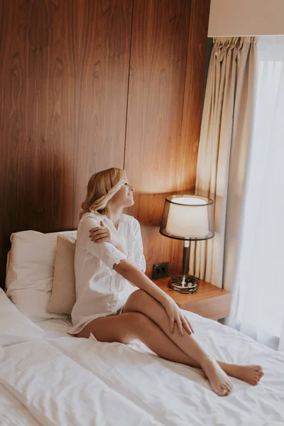 Yatak Odasında Sarışın Genç Kadın Mutlu Memnun Görünüyor — Stok fotoğraf