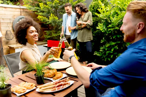 View Happy Friends Grilling Food Enjoying Barbecue Party Outdoors — Stock Photo, Image