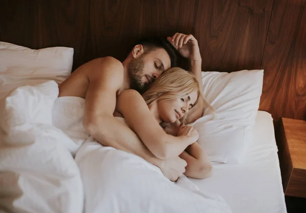 Couple Aimant Sur Lit Dans Chambre — Photo