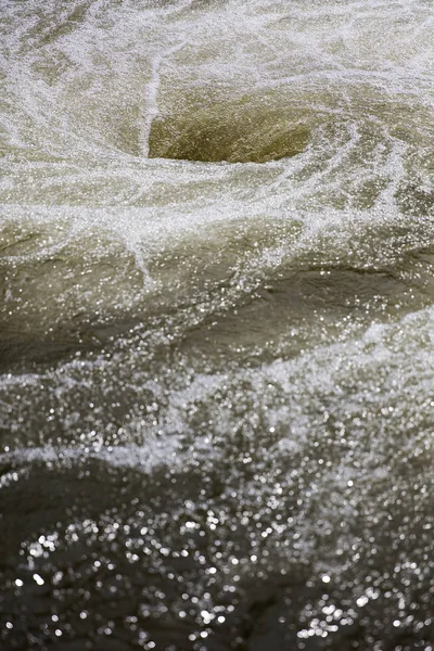 川の中央に大きなジャグジー風呂 — ストック写真