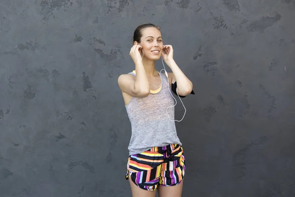 Ritratto Donna Che Prende Una Pausa Dal Jogging Vicino Muro — Foto Stock