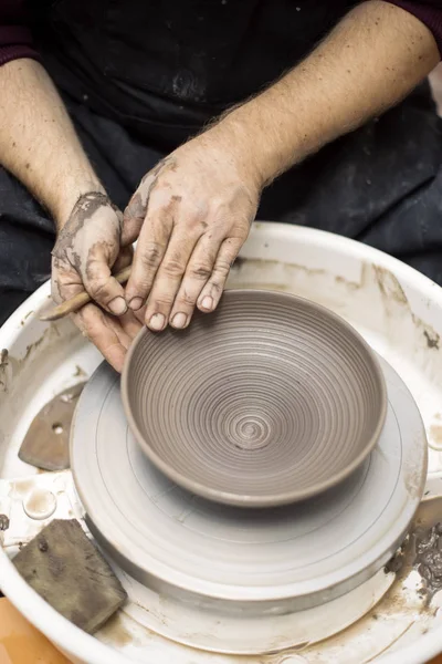 Vista Detalhe Perto Artista Faz Cerâmica Barro Uma Roda Giro — Fotografia de Stock