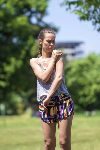 Jeune Femme Fitness Coureuse Avec Douleur Épaule Entraînement — Photo