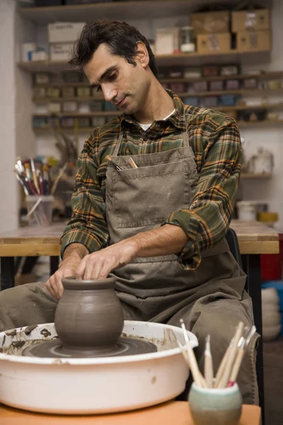 在一个艺术家的看法 使粘土陶器在一个旋转车轮在车间 — 图库照片