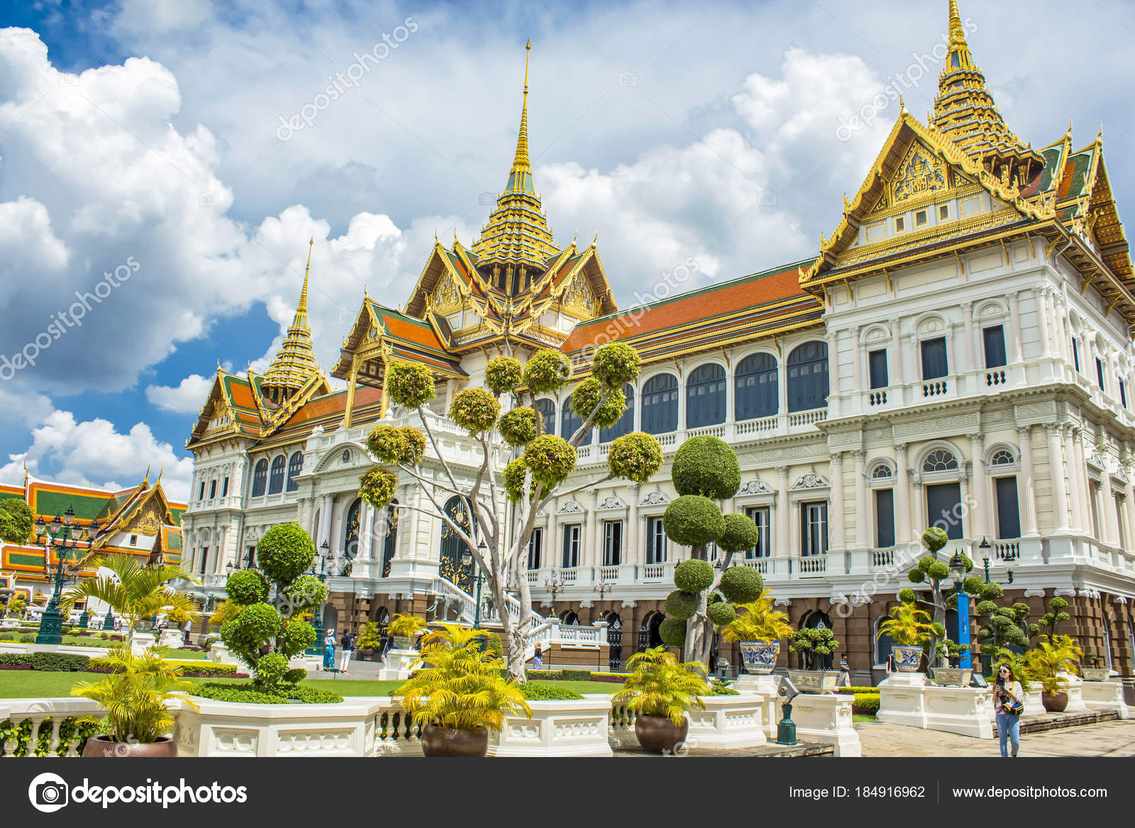 Gran palacio en el wat phra singh en bangkok, Thailand ...