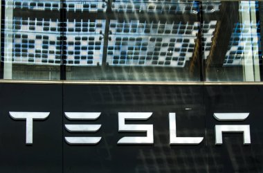 Milan, İtalya - 28 Nisan 2017: Ayrıntı, Milano, İtalya Tesla deposundan. 2003 kurulan elektrik otomotiv konusunda uzmanlaşmış bir Amerikan şirketidir.