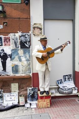 Buenos Aires, Arjantin - 21 Ocak 2018: Tanımlanamayan sokak müzisyeni San Telmo bit pazarı Buenos Aires, Arjantin üzerinde. Bu semt pazarı her Pazar sabah gerçekleşir.
