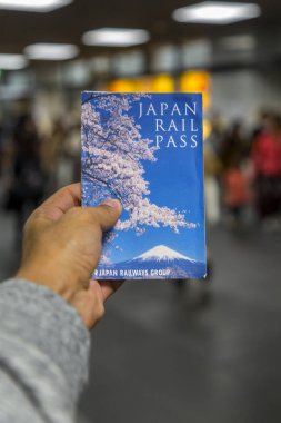 Kyoto, Japonya - 8 Ekim 2016: Adam Japonya demiryolu geçiş bileti Kyoto, Japonya. Japon Demiryolları fazla 21.000 km Demiryolu çalıştırma Japonya Tüm iller içinde var.