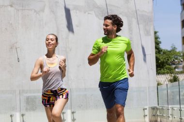 Kentsel çevre sıcak yaz gününde çalışan çift