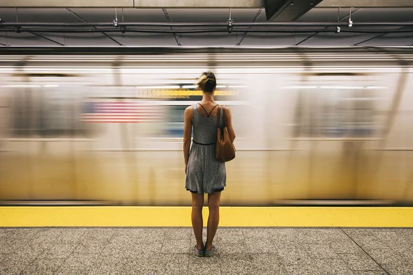 Νεαρή Γυναίκα Που Περιμένει Μετρό Στο Σταθμό Στη Νέα Υόρκη — Φωτογραφία Αρχείου